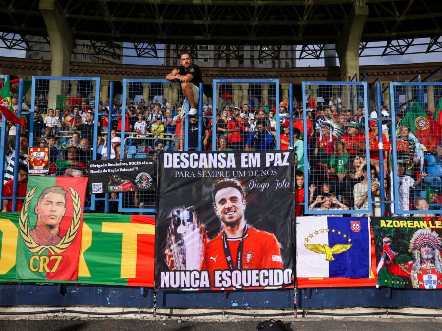 Los aficionados de Portugal muestran una imagen del fallecido jugador Diogo Jota durante el partido de clasificación del Grupo F para la Copa Mundial de la FIFA 2026 entre Armenia y Portugal, en Ereván, Armenia, el 6 de septiembre de 2025. Foto / EFE