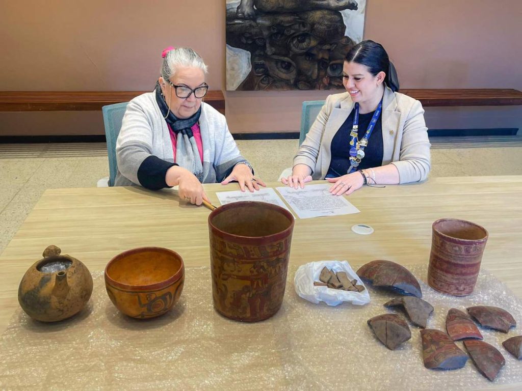 Las piezas recuperadas se caracterizan por sus colores vivos y diseños simbólicos.