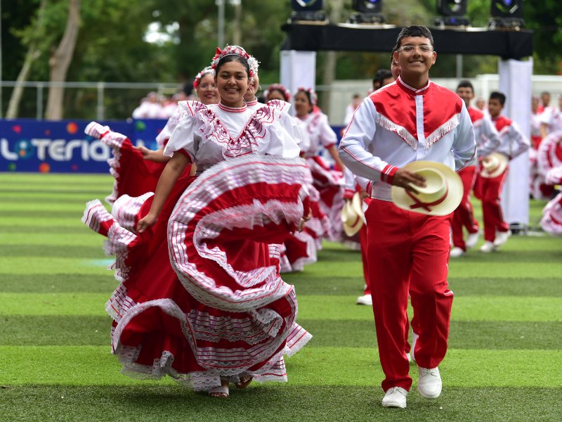 Jóvenes músicos y bailarines mostraron su talento ante un público que disfrutó cada presentación en un ambiente familiar y festivo.