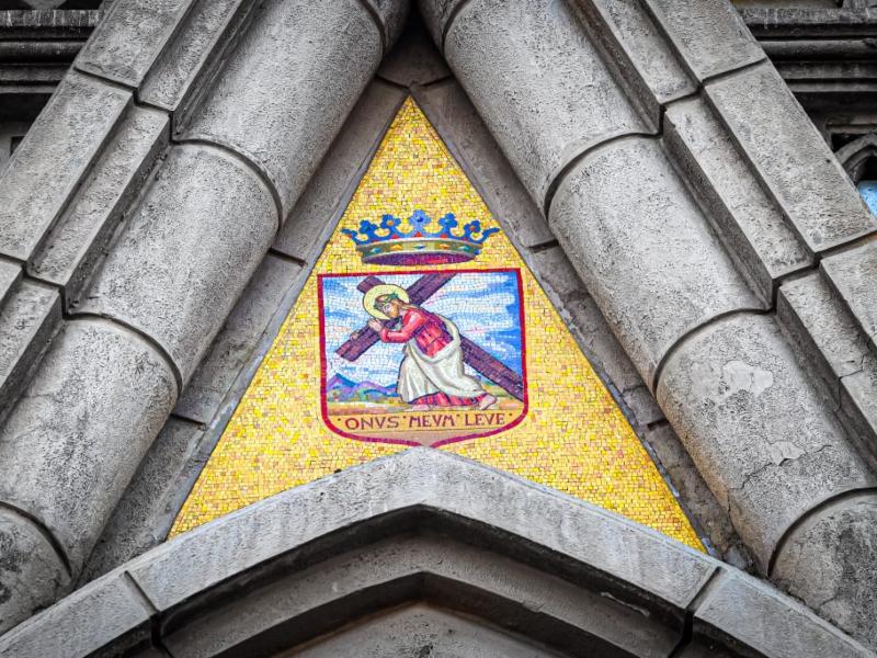 Esculturas que coronan la fachada representan a Jesús Crucificado, San Vicente de Paúl, San Jerónimo Emiliani y San Juan Bosco.