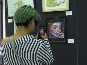 Paisajes, retratos y temáticas contemporáneas forman parte del recorrido visual.