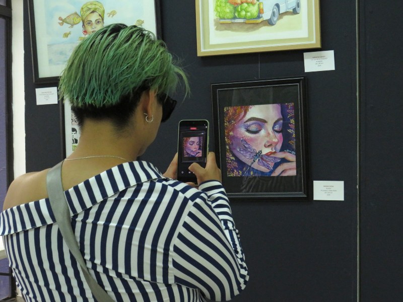 Paisajes, retratos y temáticas contemporáneas forman parte del recorrido visual.