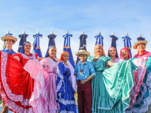 Grupo de danza Casa Maya en Plaza Masferrer.