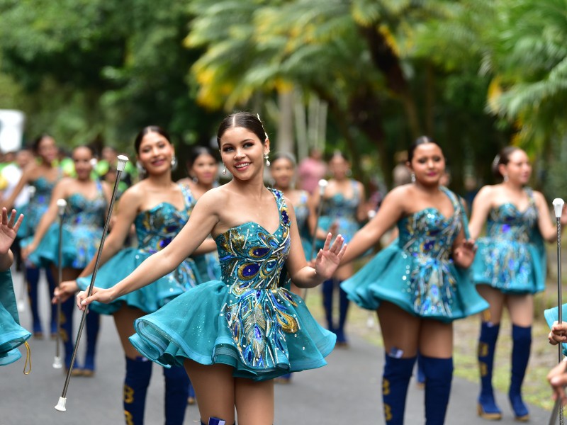 Cachiporristas en el Festival de Bandas 2025./ Foto elsalvador.com