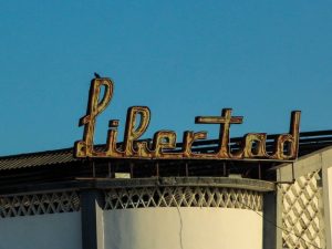 La emblemática marquesina del Ex Cine Libertad.