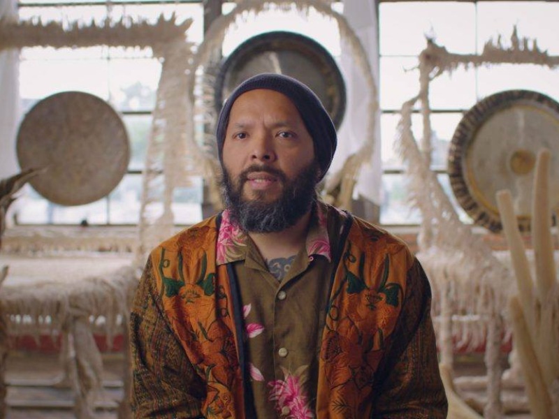 La exposición Les soñadores de Guadalupe Maravilla reúne retablos, esculturas y bordados que dialogan con la experiencia migrante y la historia de la diáspora salvadoreña.