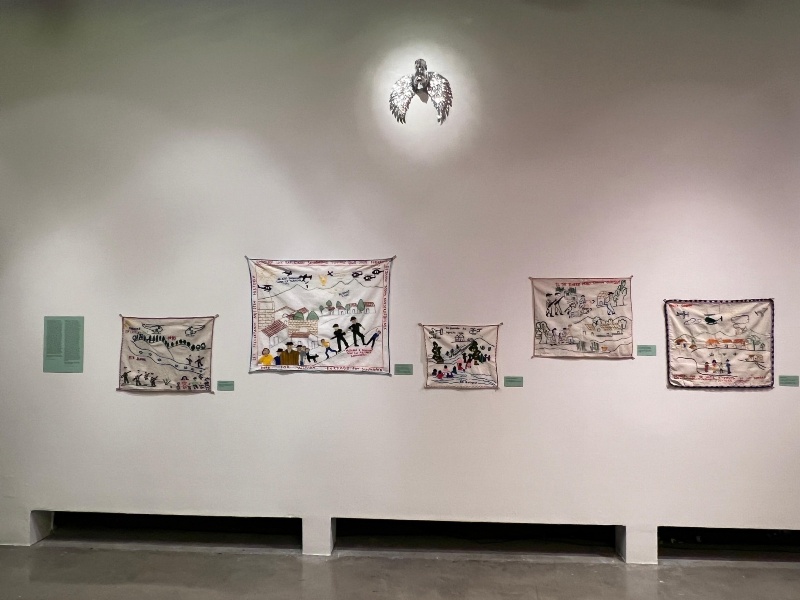 Bordados de Las Vueltas, Chalatenango, expuestos en REDCAT Los Ángeles como parte de la muestra Les soñadores, junto a la obra de Guadalupe Maravilla.