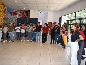 La exposición incluye retratos cuidadosamente compuestos, resultado del dominio técnico y la visión creativa del estudiantado.