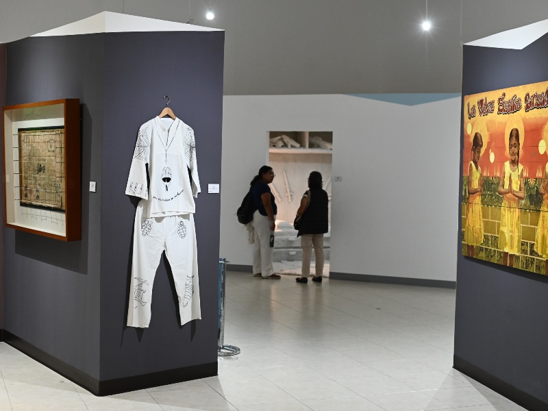 La exposición también aborda los años de guerra civil, mostrando cómo el arte fue denuncia y resistencia en tiempos de violencia.