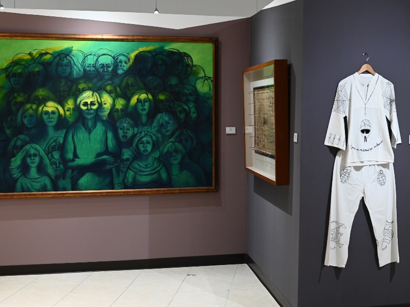 “Trópico Telúrico” presenta un diálogo entre pasado y presente a través de obras que cuestionan la identidad salvadoreña.