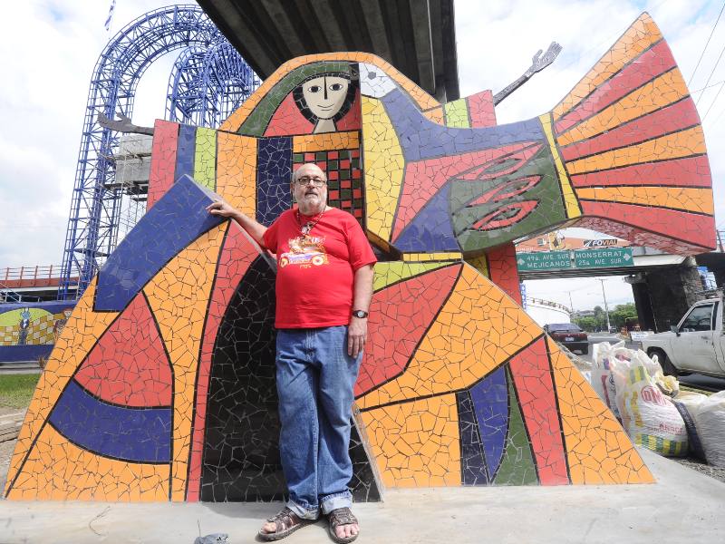 El artista salvadoreño Fernando Llort, presento a los medios de comunicación su nueva nueva obra, que estará ubicada en el Monumento del Hermano Lejano en San Salvador.