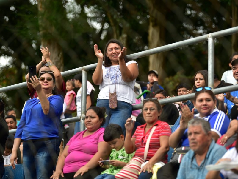Desde tempranas horas, familias y visitantes se congregaron para disfrutar del desfile musical en uno de los parques más emblemáticos de El Salvador.