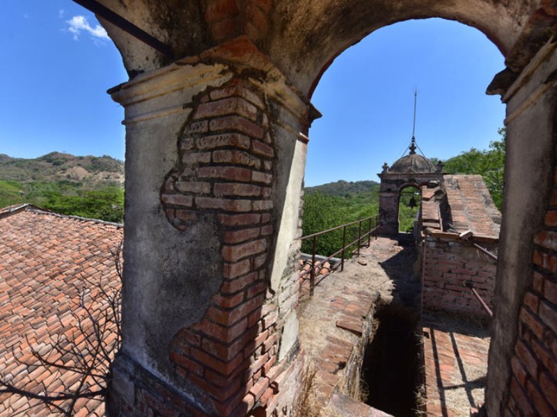 La iglesia del cantón El Hormiguero fue construida en 1918 con piedra extraída de minas locales.