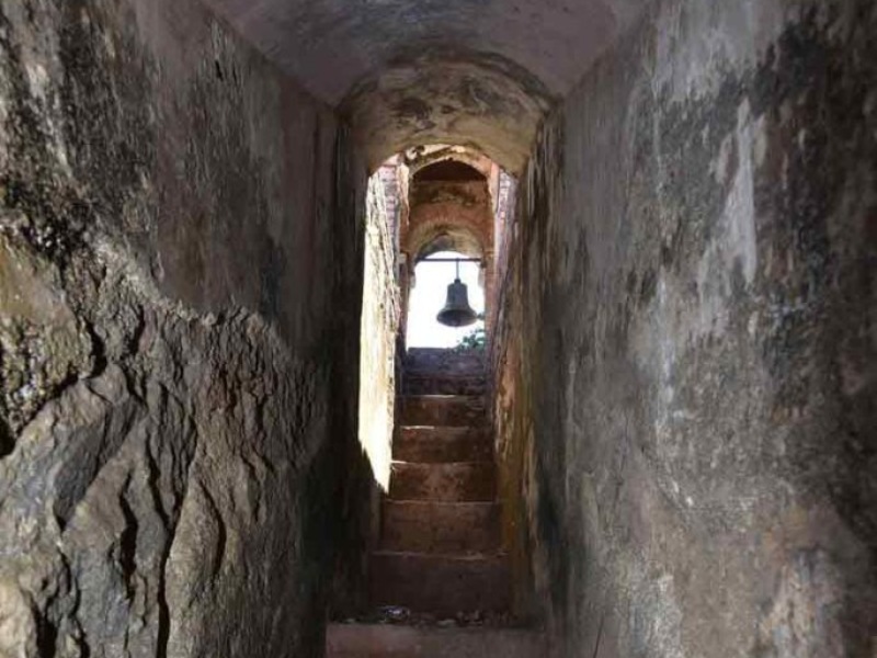 Su fachada sin repello permite apreciar los materiales y técnicas usadas por los constructores a inicios del siglo XX.