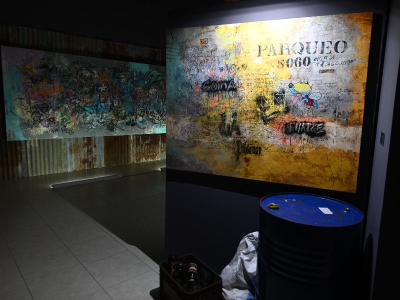 Detalle de una obra que recoge frases, texturas y objetos encontrados en las calles del centro capitalino.