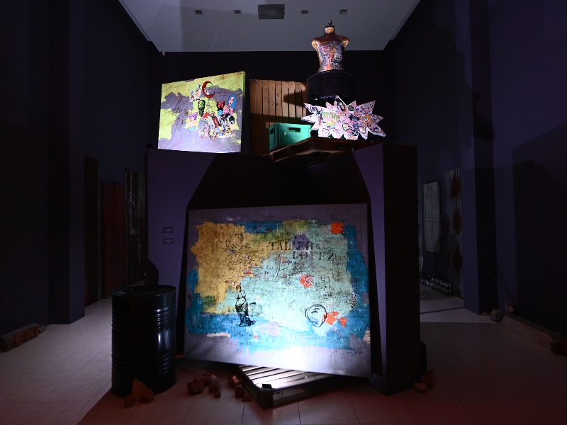 El montaje museográfico propone una estructura escalonada que invita a explorar la obra desde distintos ángulos.