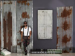 Óscar López durante la exposición de Atrófica, una muestra donde el centro histórico de San Salvador se transforma en memoria visual.