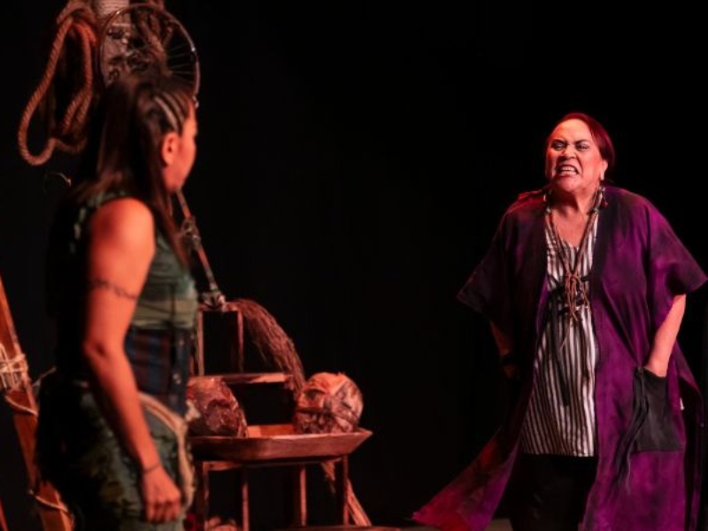 Rosario Ríos de espalda y Mercy Flores en «Inventario de pérdidas». Foto: René Figueroa / cortesía