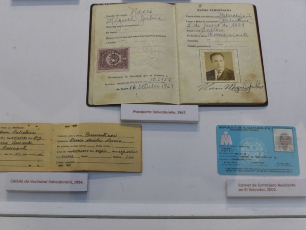 En la fotografía se observan documentos de identificación de palestinos residentes en el país. Foto: elsalvador.com