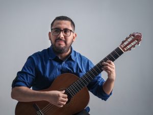 Rodrigo Avilés afina su guitarra para una velada única en el Museo MARTE