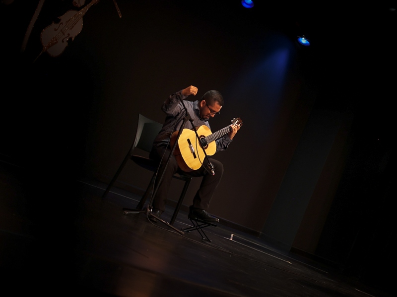 Rodrigo Aviles, guitarrista.