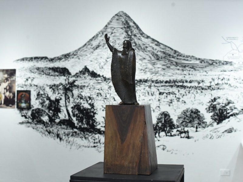 Documentos, piezas visuales y relatos históricos muestran la evolución de la capital desde sus orígenes hasta la actualidad.