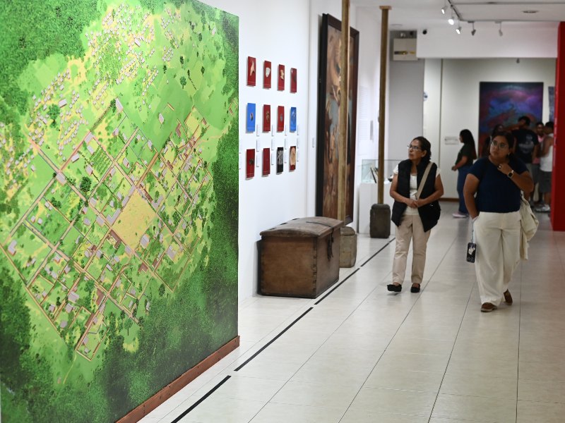 Visitantes contemplan las piezas que narran los orígenes de la capital salvadoreña.