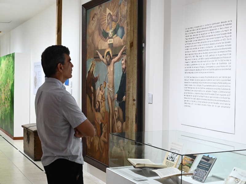 El público recorre las salas del MARTE durante la inauguración de la muestra.