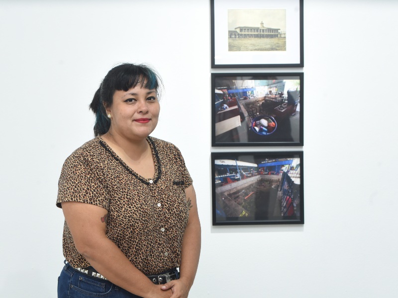 Menly González aporta su mirada crítica y creativa en la exposición “San Salvador de Cuscatlán a 500 años de su fundación”, invitando a reflexionar sobre la memoria y transformación de la capital salvadoreña.