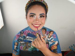 Marcela Peraz transforma su cuerpo en un mural patriótico para el mes cívico