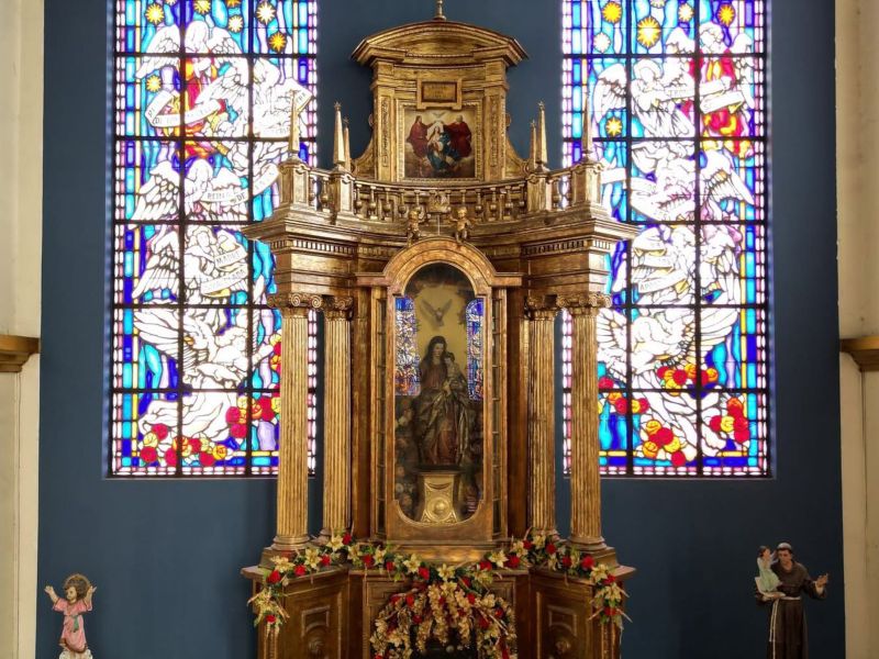 Ubicada en el centro de San Salvador, la Catedral sigue siendo un lugar de encuentro y devoción.