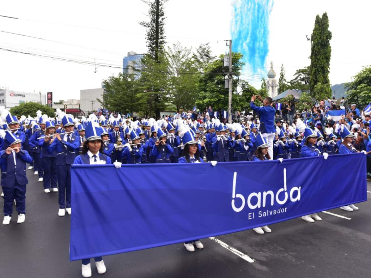 La Banda El Salvador, con más de mil integrantes vestidos de azul y blanco, inunda de música y patriotismo la avenida Juan Pablo II en San Salvador.