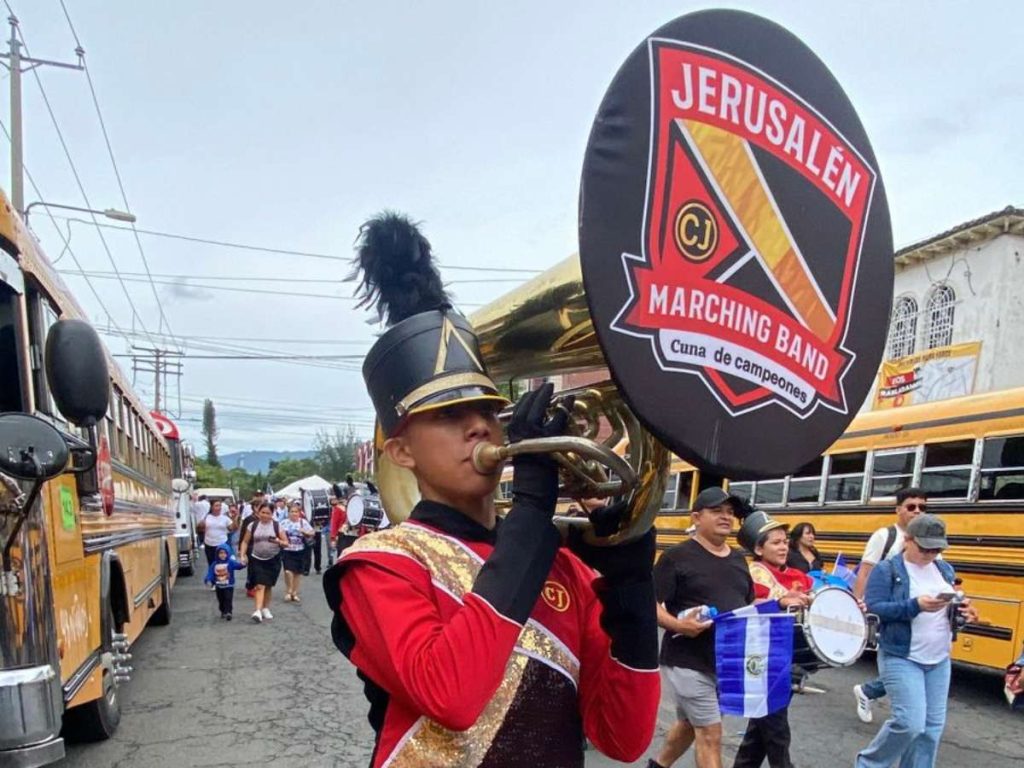 Integrante de la Jerusalén Marching Band interpreta la tuba con orgullo, mientras la agrupación desfila con energía y disciplina en la capital.