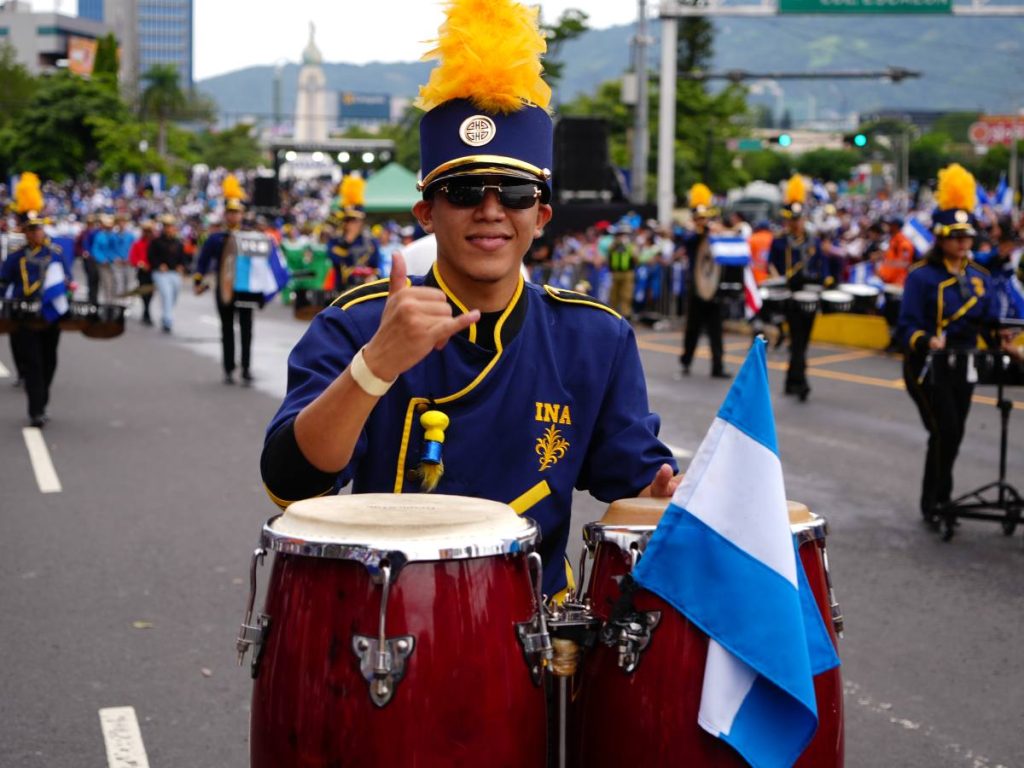 La preparación de los estudiantes para el desfile.