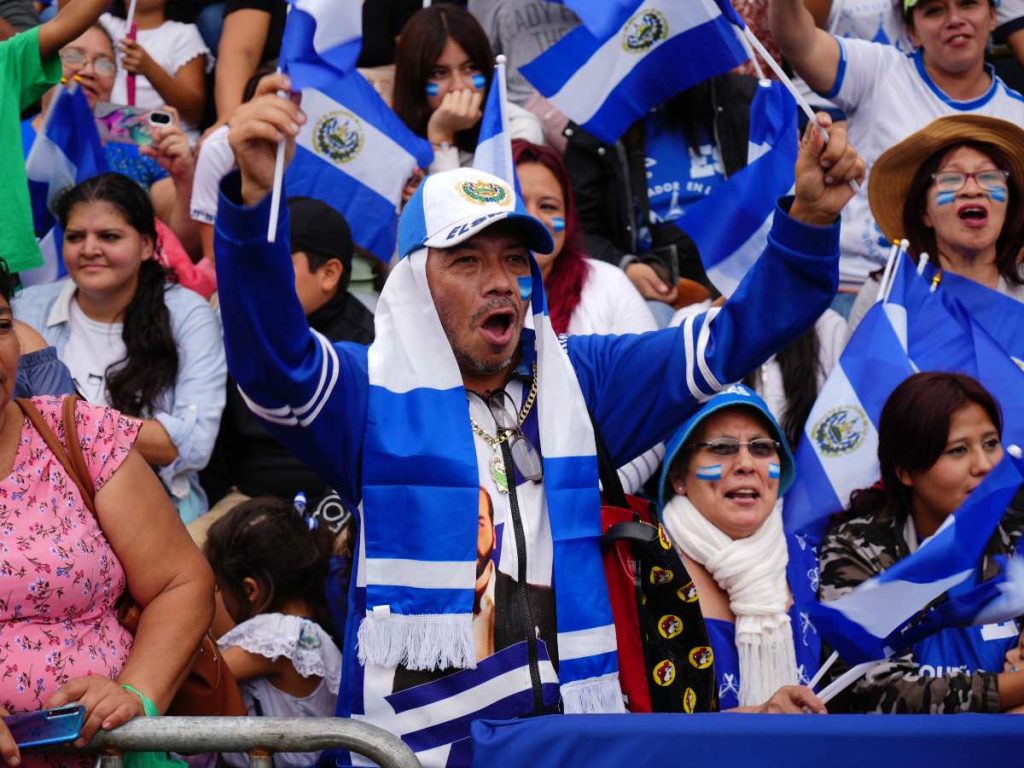 La bandera salvadoreña puede llevar el Escudo Nacional o la leyenda “Dios, Unión, Libertad”, según su uso. Foto: archivo