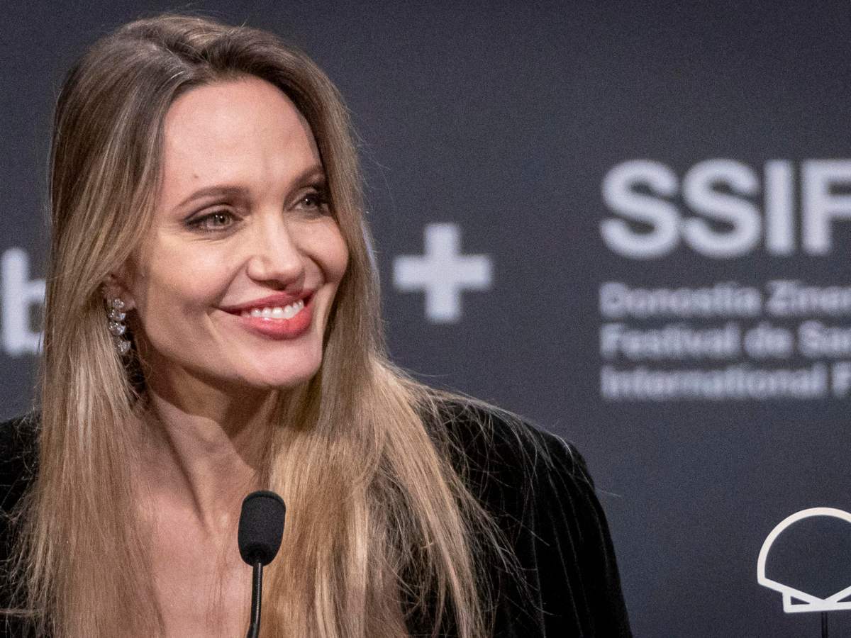 La actriz Angelina Jolie presentó en España la película "Couture", donde reflexionó sobre libertad, identidad y el impacto de los cánceres femeninos en la vida de las mujeres. Foto: EFE