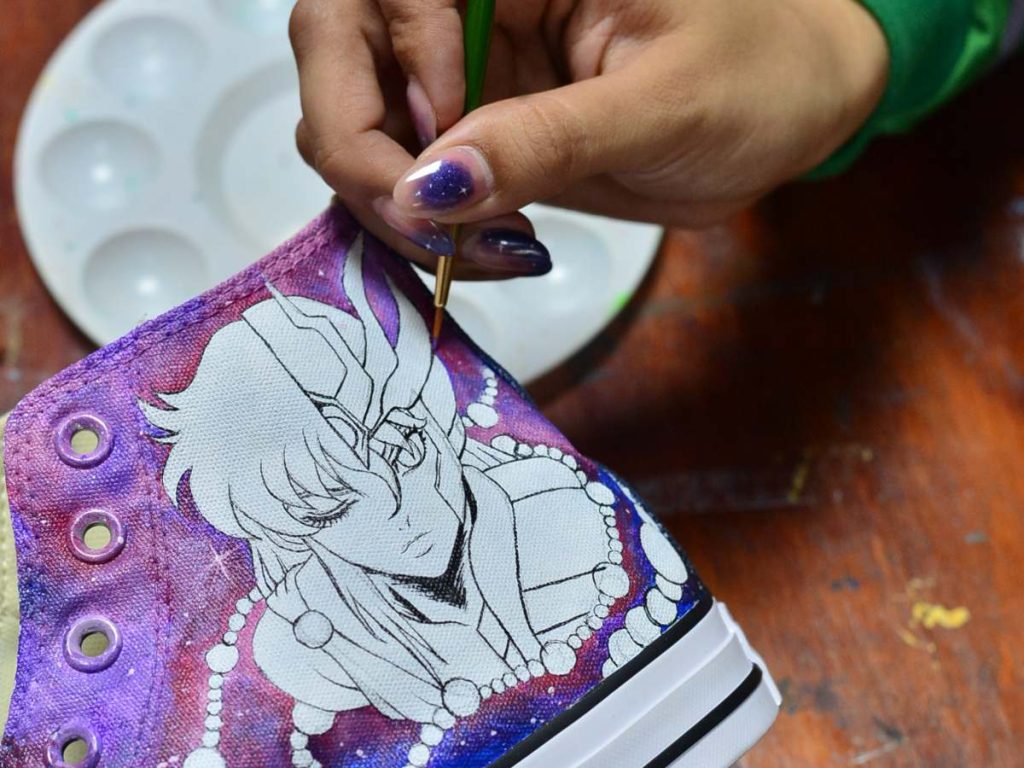 Cada par de zapatos es único y puede llevar hasta 50 horas de trabajo. Sus diseños incluyen desde anime hasta literatura y rock, siempre con un sello personal. Foto: elsalvador.com
