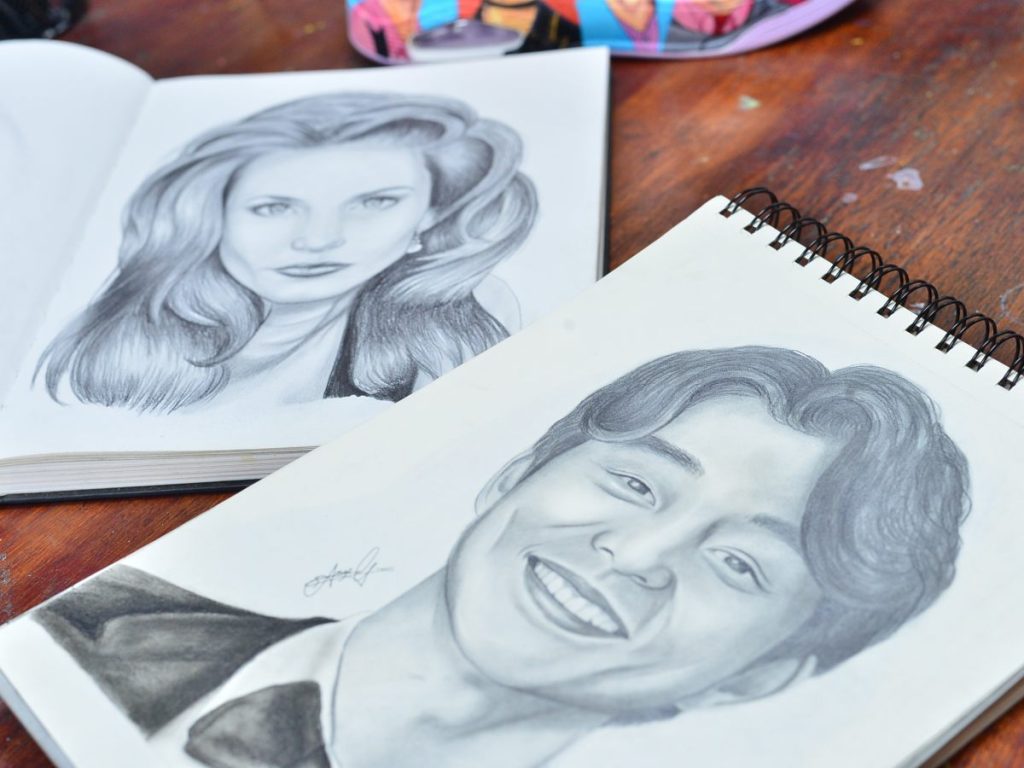 Desde niña dibuja y hoy combina retratos a grafito, acuarela y óleo con la personalización de tenis pintados a mano. Foto: elsalvador.com