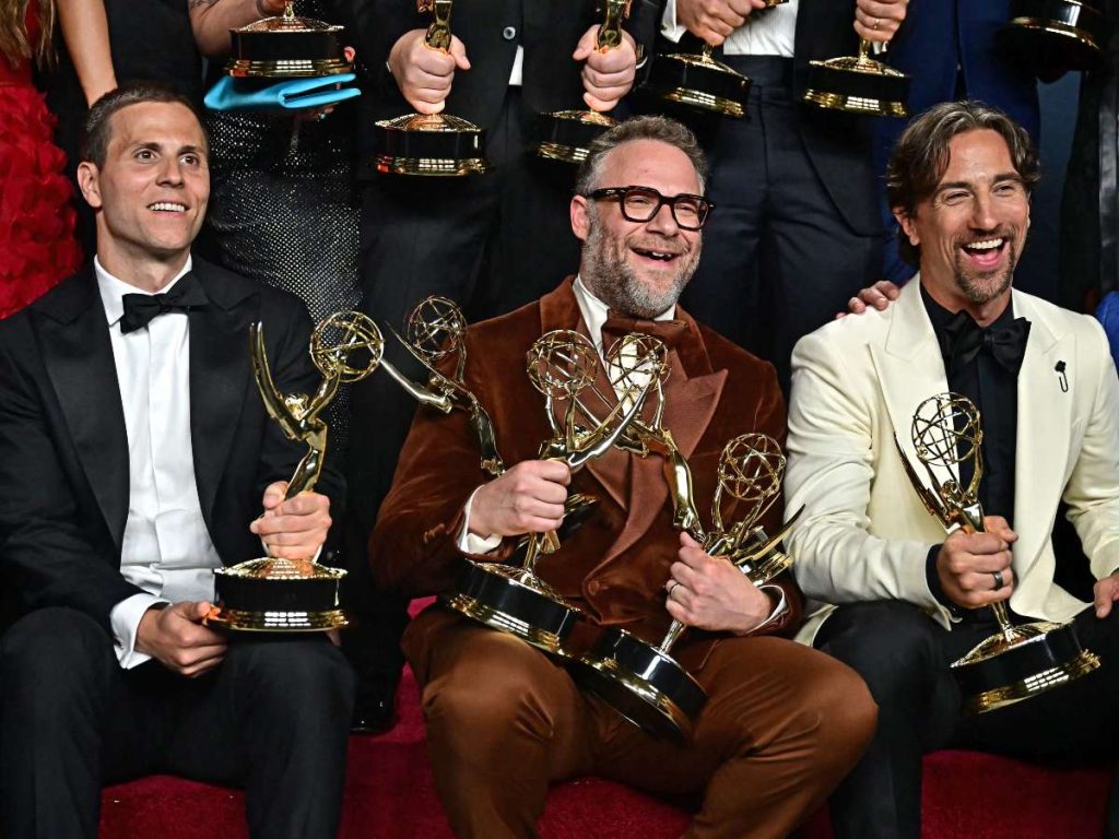 El actor canadiense-estadounidense Seth Rogen posa (centro) en la sala de prensa con los premios a Mejor Guion en una Serie de Comedia, Mejor Dirección en una Serie de Comedia, Mejor Actor Principal en una Serie de Comedia y Mejor Serie de Comedia por "The Studio" durante la 77.ª edición de los Premios Primetime Emmy en el Teatro Peacock de LA Live en Los Ángeles. Foto: AFP