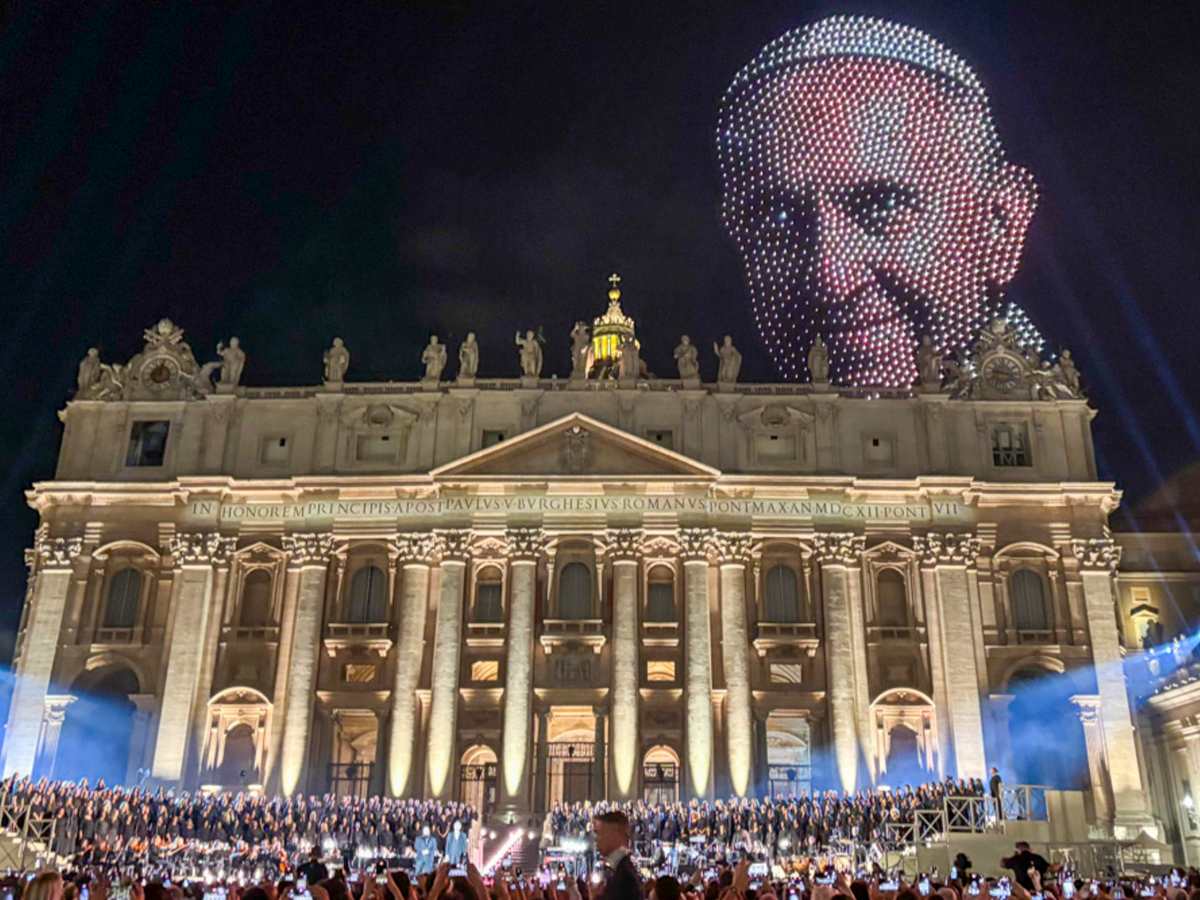 La monumental Plaza de San Pedro, en el Vaticano, se transformó este sábado en un escenario único para un macroconcierto por la fraternidad humana. Foto: EFE