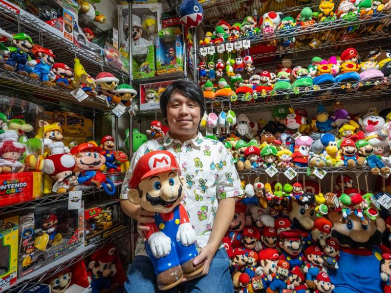 Coleccionista de Super Mario, Kikai, posando para fotografías antes del 40.º aniversario de la mascota de Nintendo.