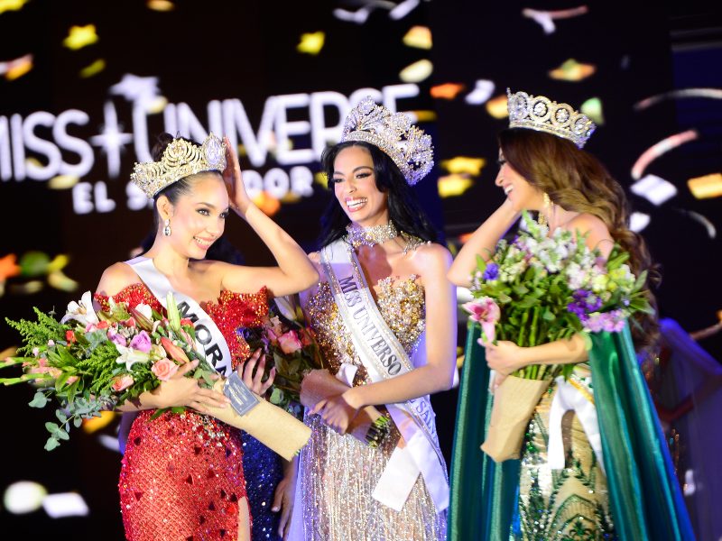 Giulia Zanoni (centro) fue elegida Miss El Salvador 2025. Foto Jessica Orellana elsalvador.com