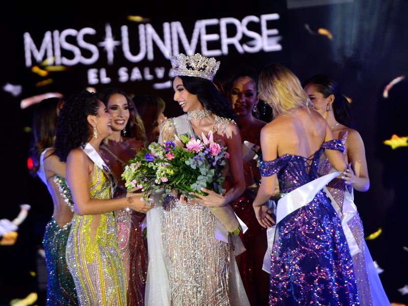 Giulia Zanoni (centro) Miss El Salvador 2025.