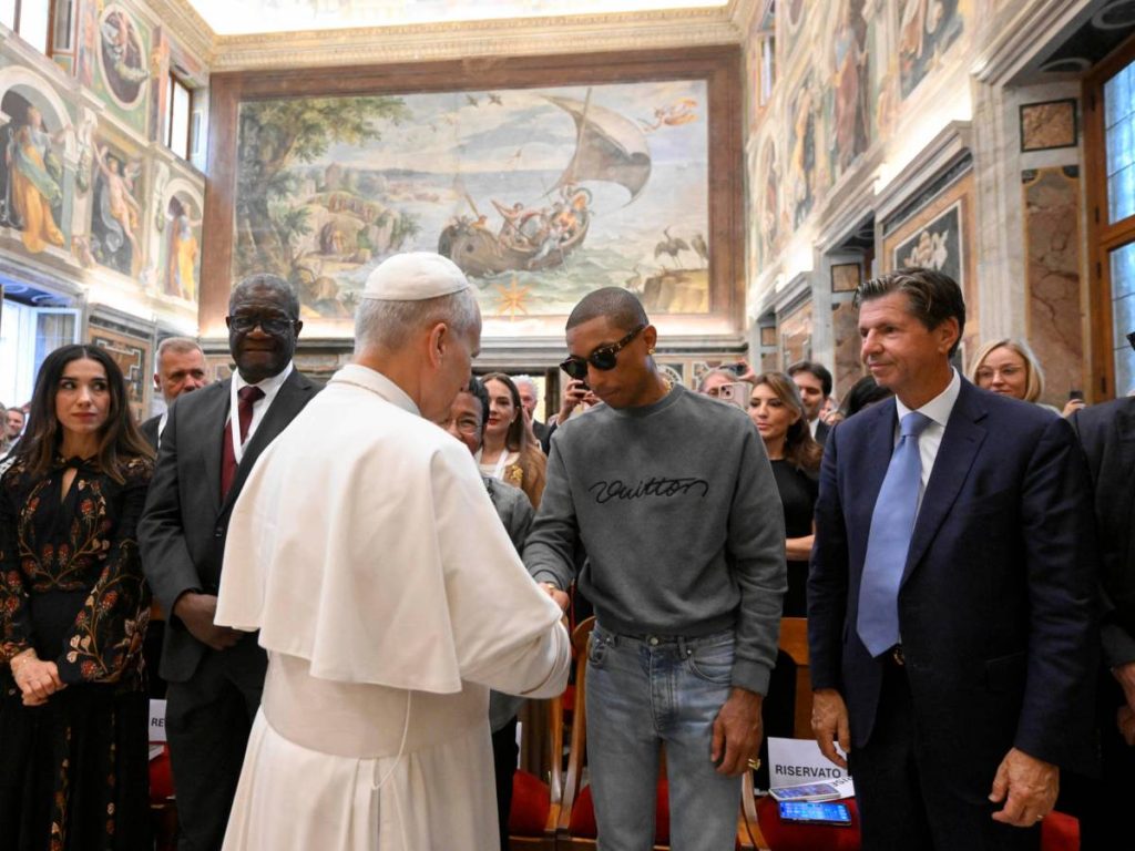 El papa León XIV saludó al cantante estadounidense Pharrell Williams, en el Vaticano, en una audiencia celebrada un día antes del concierto en la Plaza de San Pedro. Foto: EFE