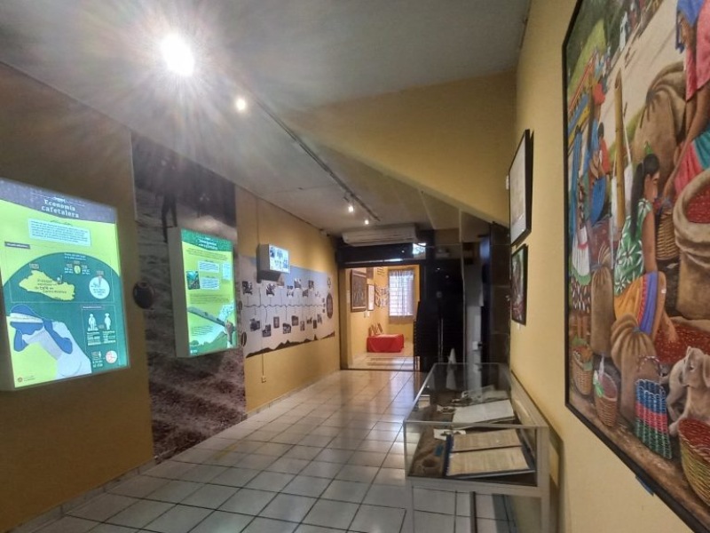La exposición “Memorias del Café” propone un acercamiento histórico y artístico al café en El Salvador.