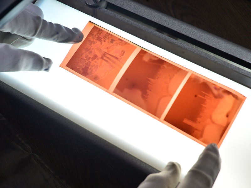 Rollos, químicos y cámaras mecánicas devuelven al fotógrafo el control del tiempo.