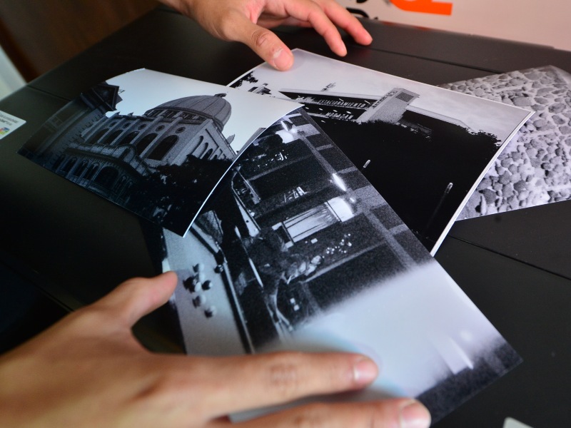 Iván López, joven artista salvadoreño, retrata escenas urbanas en blanco y negro, explorando la paciencia y la técnica que exige el rollo.