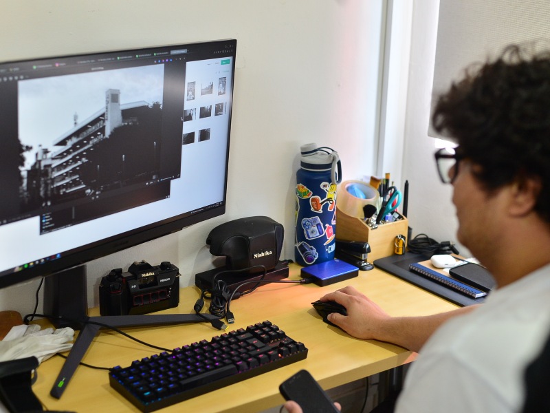 En El Salvador, la fotografía analógica revive como arte tangible.