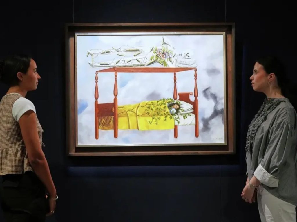 Frida Kahlo aparece recostada bajo un esqueleto con dinamita en El sueño (La cama), autorretrato considerado una de sus piezas más relevantes.