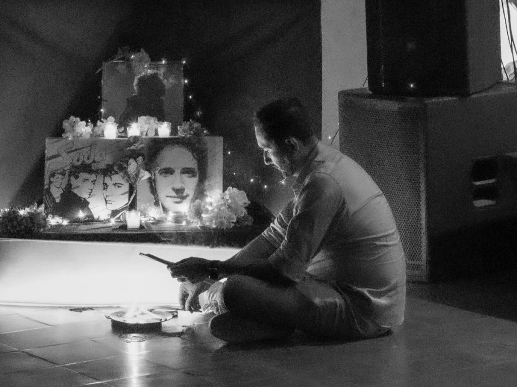 Yasser preparando el altar que dedicaron el año pasado a Gustavo Cerati. Foto/ Mariana Cabrera